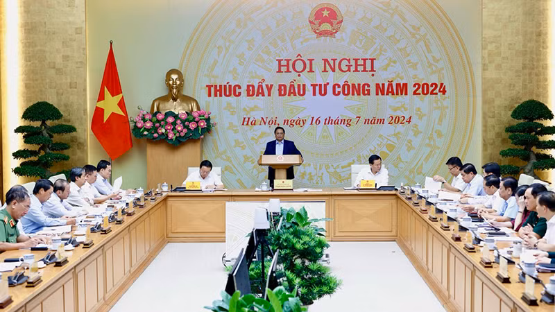 Премьер-министр Фам Минь Тьинь выступает на конференции. Фото: Чан Хай