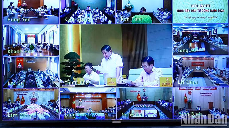 Конференция транслировалась онлайн на пунктах в зданиях Народных комитетов провинций и городов.