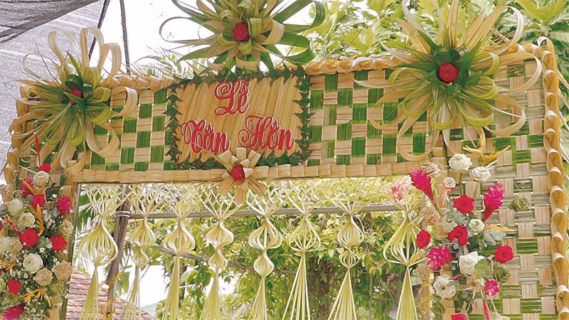 Свадебные ворота стали символом, который вечно живет в памяти жителей речного района.