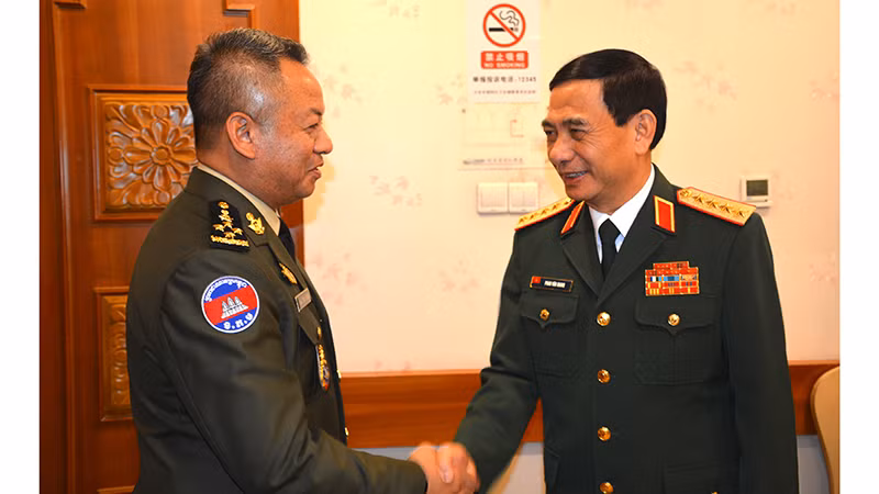 Министр Фан Ван Жанг встречается с Вице-премьером, Министром обороны Камбоджи Теа Сейхой.