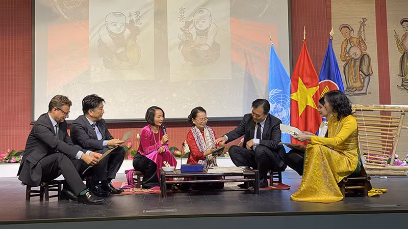 Представление о народных картинах Донгхо гостям на вечере. Фото: VOV