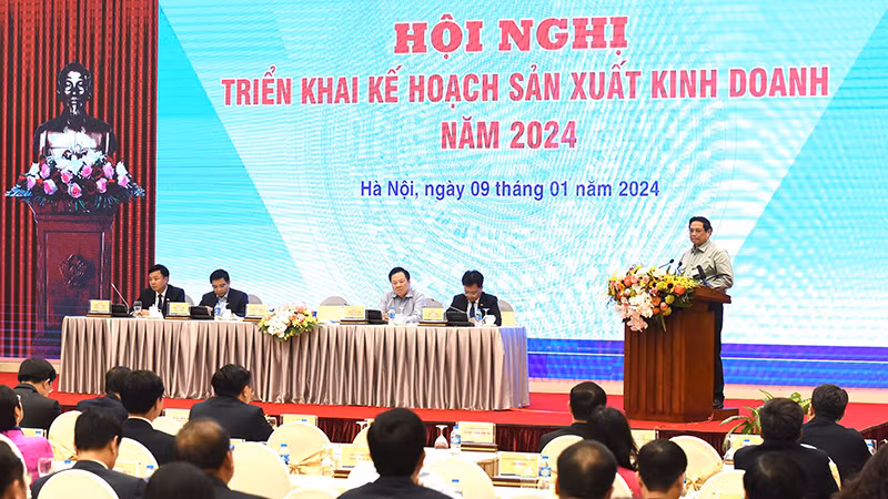 Премьер-министр Фам Минь Тьинь выступает на конференции. 