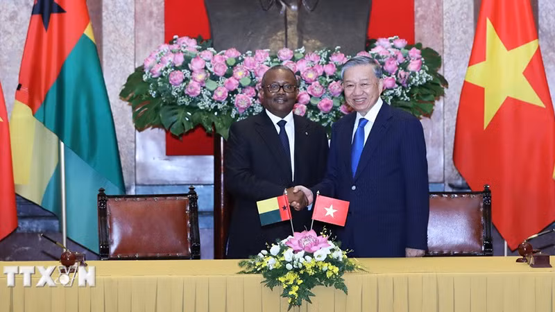 Генеральный секретарь ЦК КПВ, Президент Вьетнама То Лам (справа) и Президент Гвинеи-Бисау Умару Сисоку Эмбало. Фото: ВИА