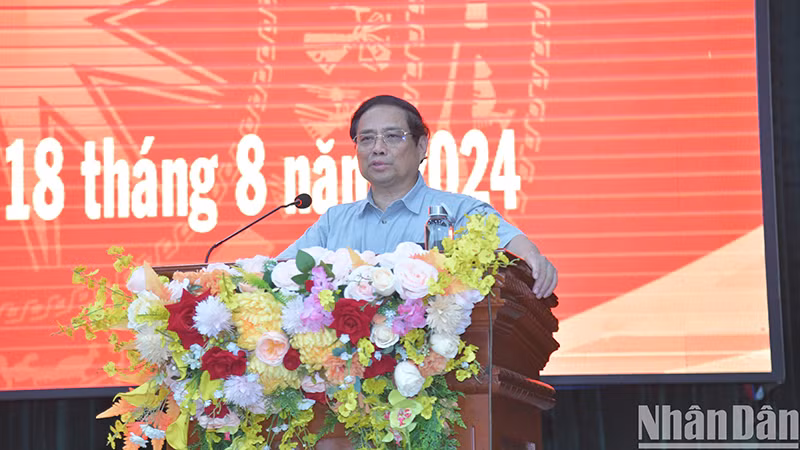 Премьер-министр Фам Минь Тьинь выступает на встрече с Силами общественной безопасности провинции Даклак. 