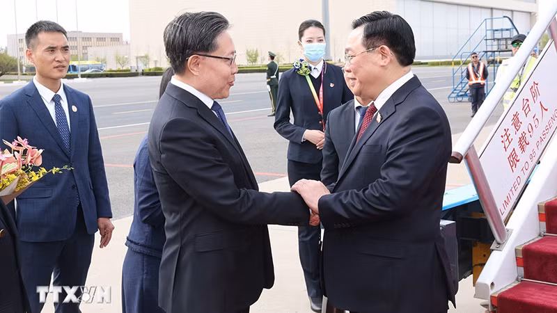 Заместитель председателя Постоянного комитета ВСНП Ван Дунмин встречает делегацию в аэропорту. Фото: ВИА 