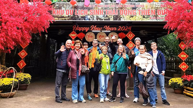 Туристы посещают пещеру Тхиендыонг 13 февраля. 