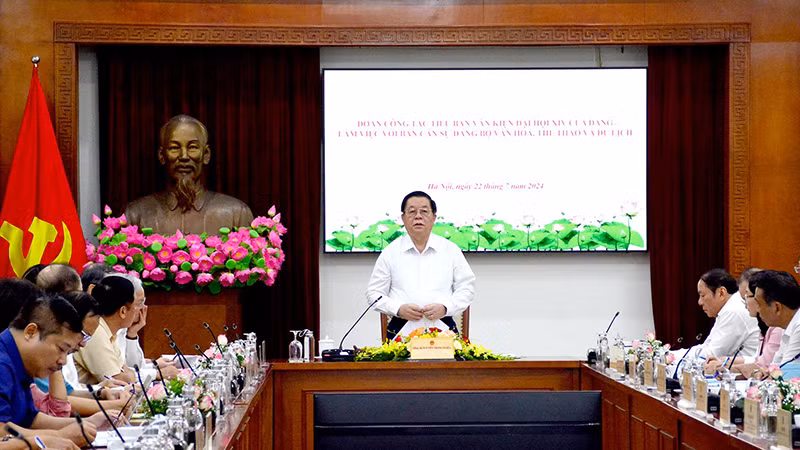 Товарищ Нгуен Чонг Нгиа выступает на встрече. 