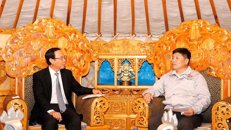 Секретарь Парткома г. Хошимина Нгуен Ван Нэн (слева) на встрече с Мэром Улан-Батора. Фото: sggp.org.vn