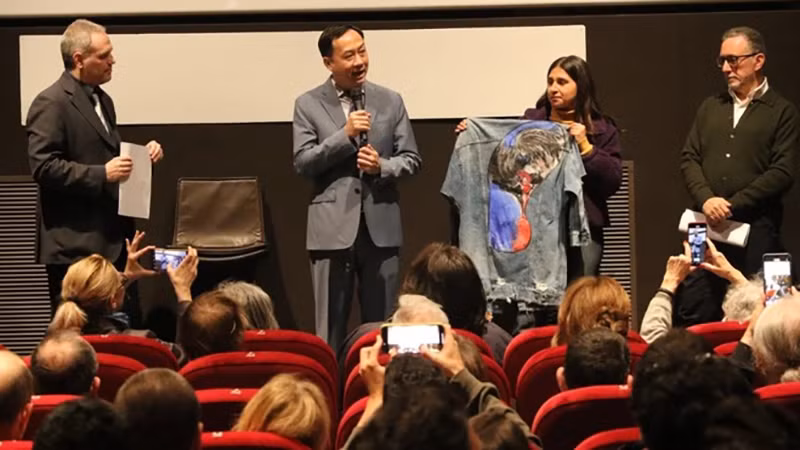 Посол Зыонг Хай Хынг выступает на закрытии кинофестиваля. 