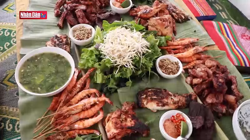 Участвуя в туре, туристы имеют возможность познакомиться и наслаждаться блюдами, приготовленными представителями народности Тхай.