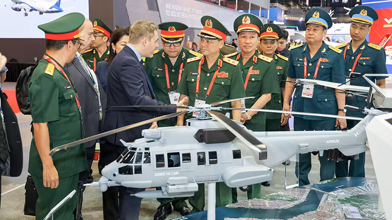 Вьетнамская делегация посещает павильон Airbus. Фото: ВИА 