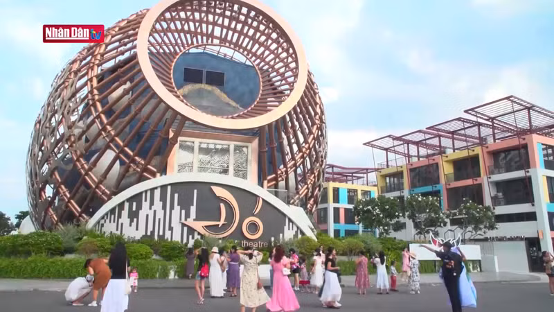 Снаружи театр выглядит гигантской рыбной снастью.