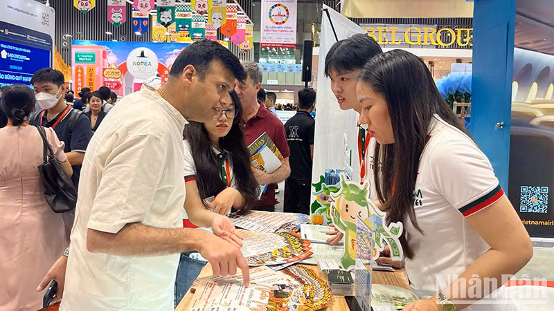 Международные гости посещают стенды на ярмарке. 