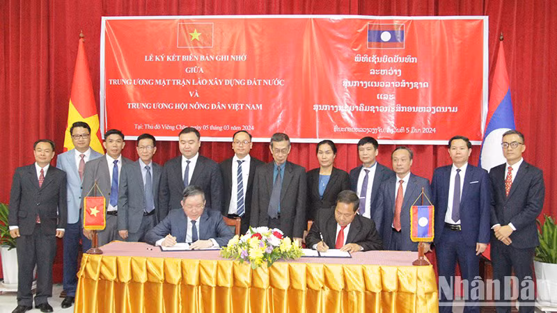 Центральное правление Общества фермеров Вьетнама и ЦК Фронта национального строительства Лаоса подписывают документ о сотрудничестве. 