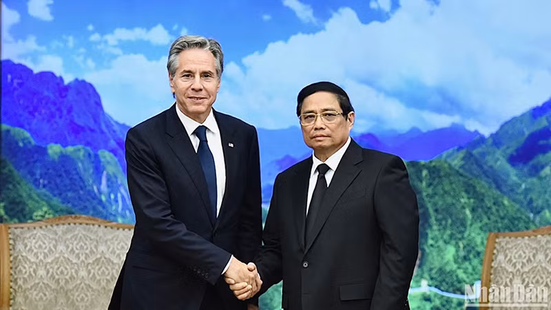 Премьер-министр Фам Минь Тьинь (справа) и Госсекретарь США Энтони Блинкен. Фото: Чан Хай