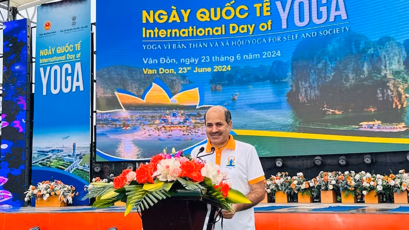 Посол Индии во Вьетнаме Сандип Арья выступает на мероприятии. 