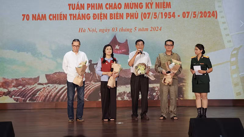 На церемонии открытия дней документальных фильмов в честь победы в битве при Дьенбьенфу. 