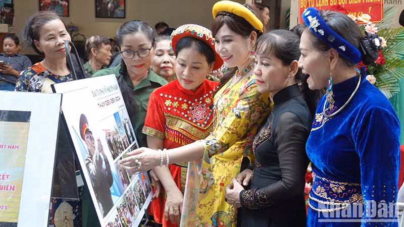 Посетители выставки на книжной улице города Хошимина. 