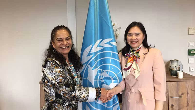 Посол Нгуен Тхи Ван Ань (справа) и помощник генерального директора ЮНЕСКО по естественным наукам. Фото: ВИА