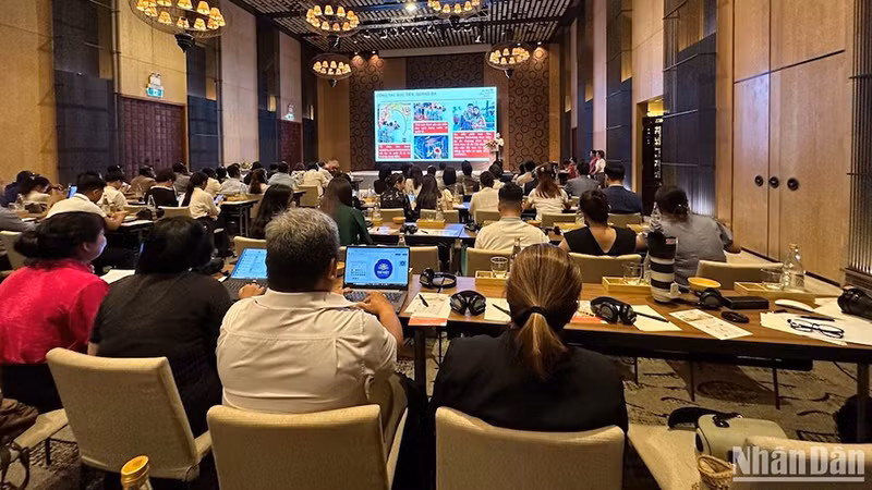 Делегаты на церемонии объявления пилотной программы по привлечению свадебных туристов в Дананг.