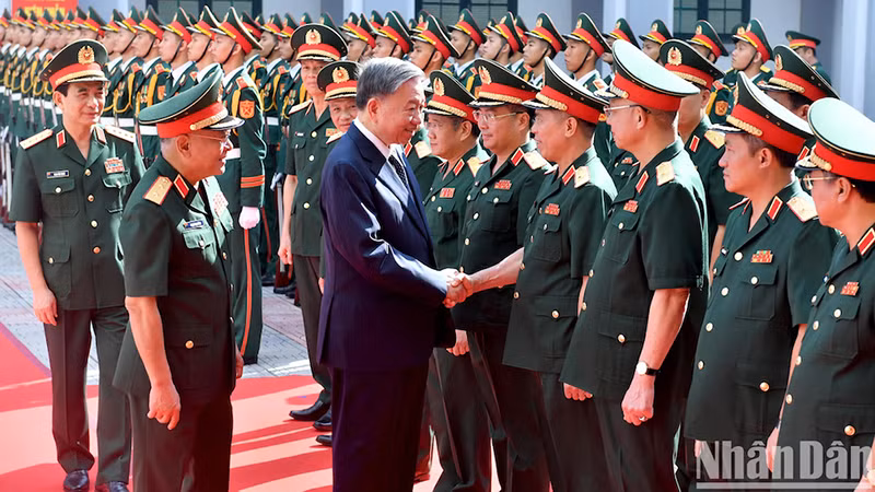 Генеральный секретарь ЦК КПВ, Президент То Лам навещает военнослужащих главного управления разведки. Фото: Данг Кхоа