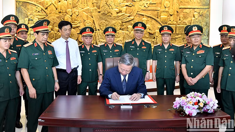 Генеральный секретарь ЦК КПВ, Президент То Лам оставил запись в Золотой книге традиций главного управления разведки. Фото: Данг Кхоа