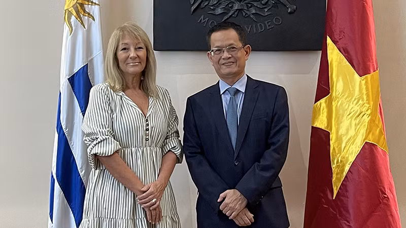 Посол Зыонг Куок Тхань на встрече с мэром Монтевидео Каролиной Коссе. Фото: ВИА