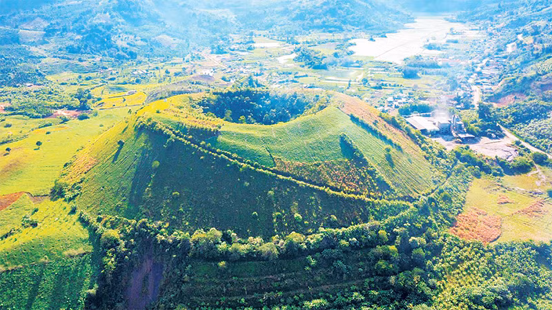 Вулкан Намкар в селении Фушон (община Куангфу, уезд Кронгно) – молодой вулкан, образованный в результате сочетания извержения и взрыва.