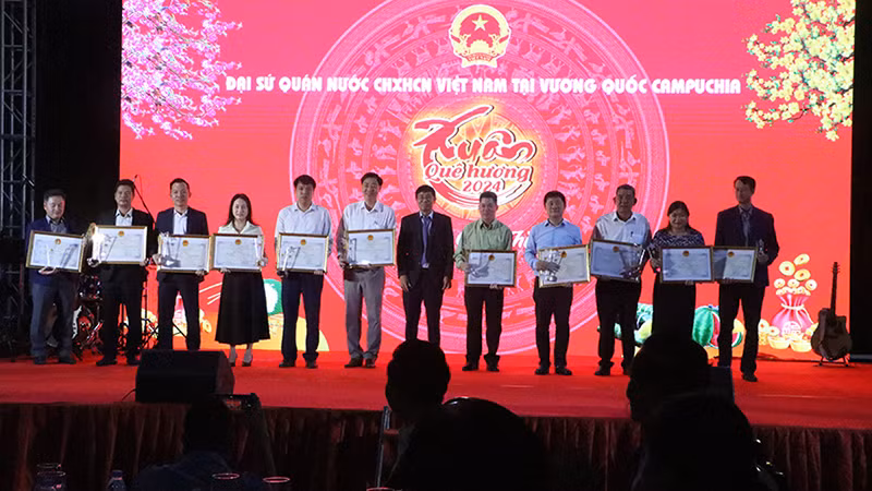 Вручение похвальных грамот коллективам и частным лицам, внесшим важный вклад в общественную работу.