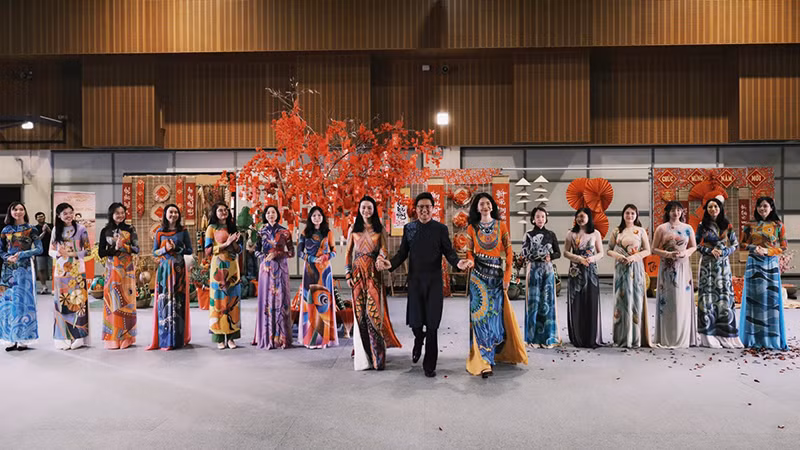 Показ костюмов «аозай» в рамках программы «Весна на Родине». 