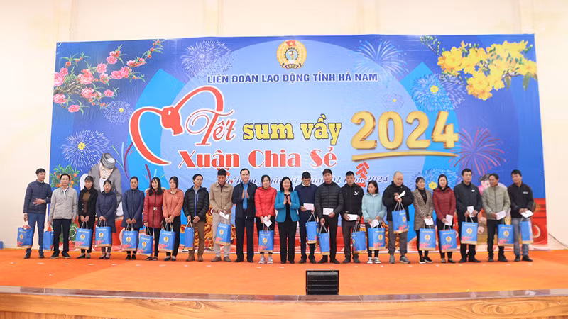 Вручение подарков трудящимся в провинции Ханам.