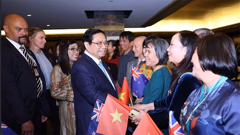 Премьер-министра с супругой встречают представители местной вьетнамской диаспоры. Фото: ВИА