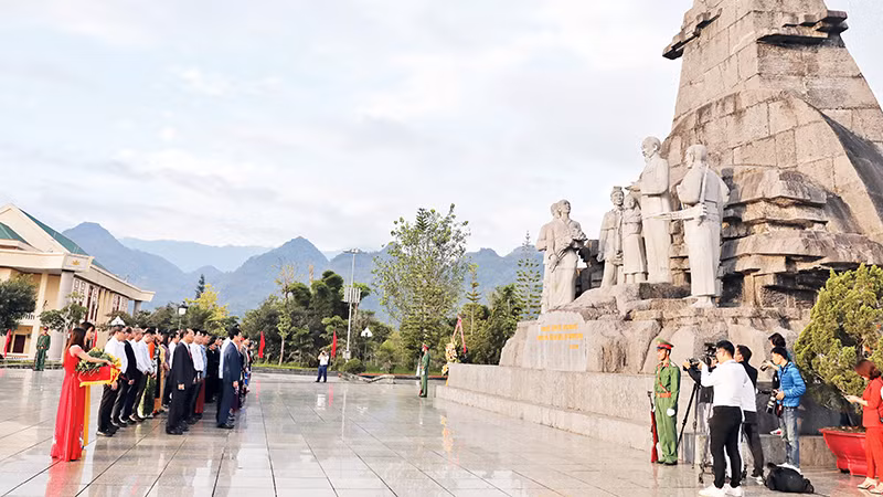 Памятник «Дядюшка Хо с представителями народностей провинции Лайтяу».