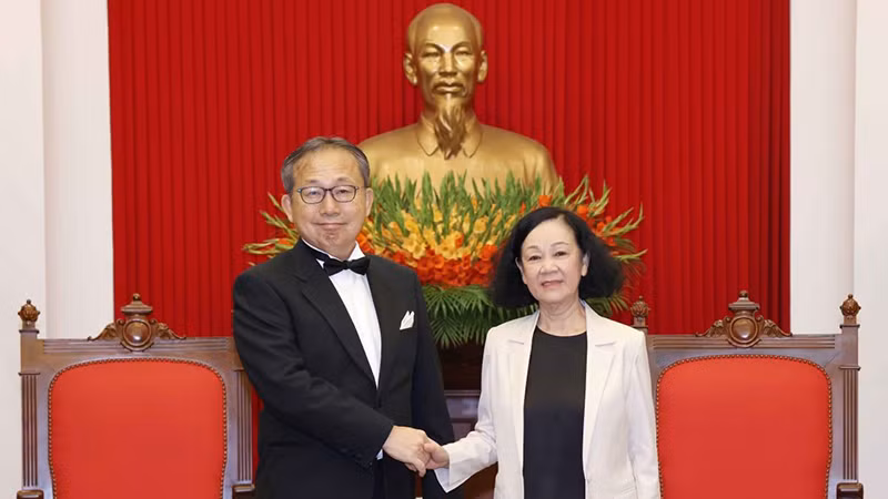 Постоянный член Секретариата ЦК КПВ Чыонг Тхи Май (справа) и Посол Японии Ямада Такио. Фото: ВИА