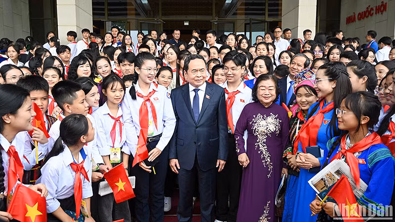 Председатель НС Чан Тхань Ман и юные делегаты на имитационном заседании «Детское Национальное собрание». 