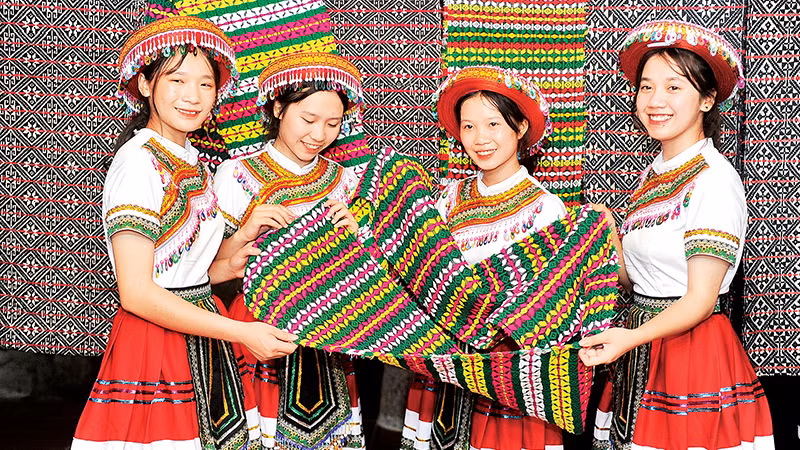 Парчовые изделия представителей народности Хмонг.