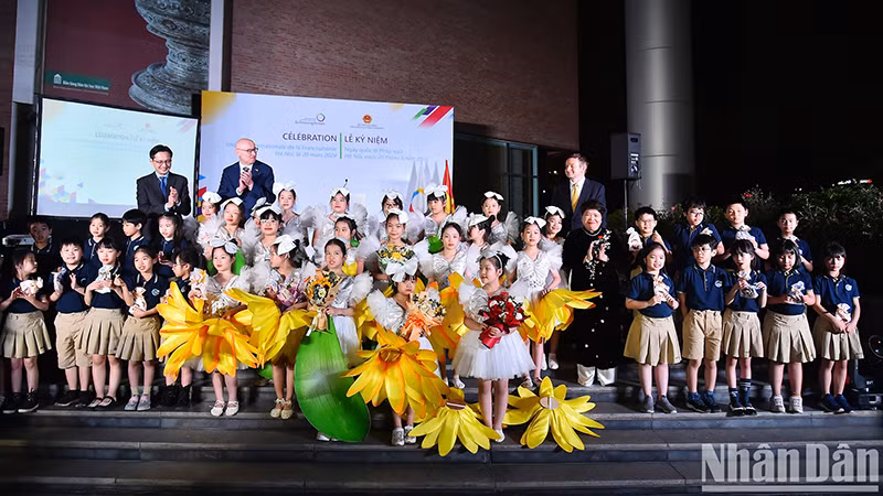 Делегаты и ученики начальной школы им. Доан Тхи Дием на церемонии. Фото: Тхюи Нгуен
