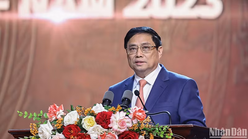 Премьер-министр Фам Минь Тьинь выступает на церемонии.