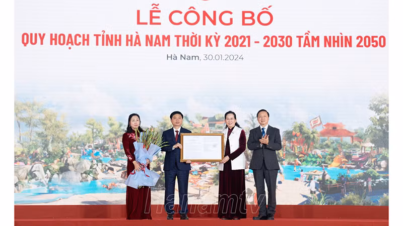 Церемония вручения решения об утверждении плана. Фото: hanamtv.vn