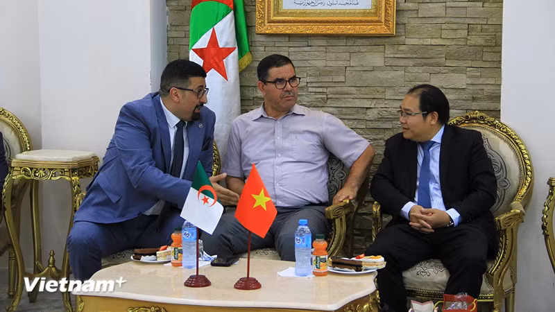 Торговый советник Вьетнама в Алжире Хоанг Дык Нюан (справа) на беседе с Председателем Торгово-промышленной палаты Бумердеса. Фото: vietnamplus.vn