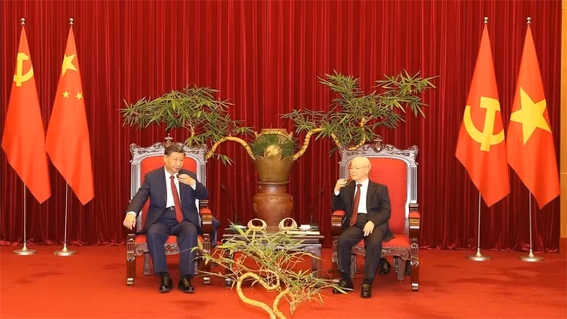 Генеральный секретарь ЦК КПВ Нгуен Фу Чонг (справа) и Генеральный секретарь ЦК КПК, Председатель Китая Си Цзиньпин в декабре 2023 года. 