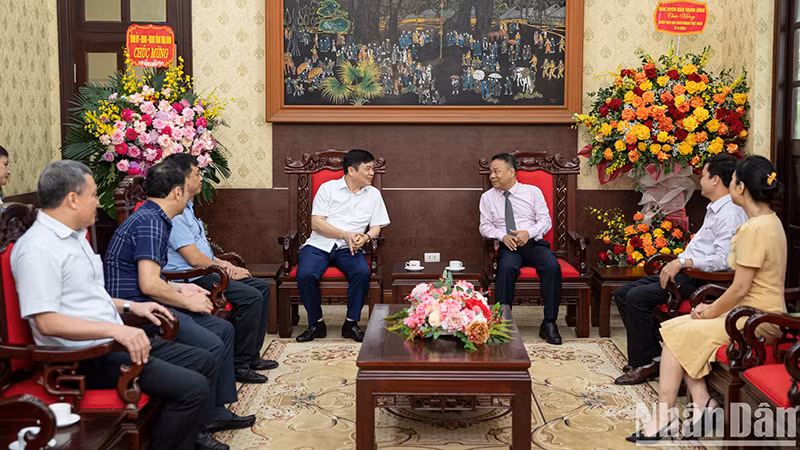 Заместитель председателя Народного комитета провинции Тхайбинь Фам Ван Нгием поздравляет сотрудников газеты «Нянзан».