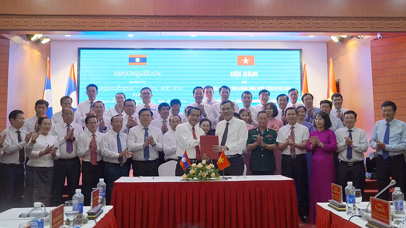 Церемония подписания меморандума о сотрудничестве между провинциями Куангбинь и Кхаммуан. Фото: baoquangbinh.vn