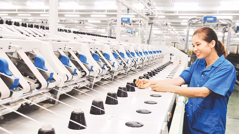 Работница текстильного ООО с одним участником 8 марта. Фото: Чан Хай