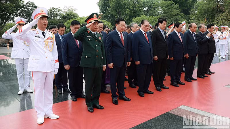 Бывшие и действующие руководители Партии и Государства почтили память павших бойцов у Монумента павшим за Родину на улице Бакшон.