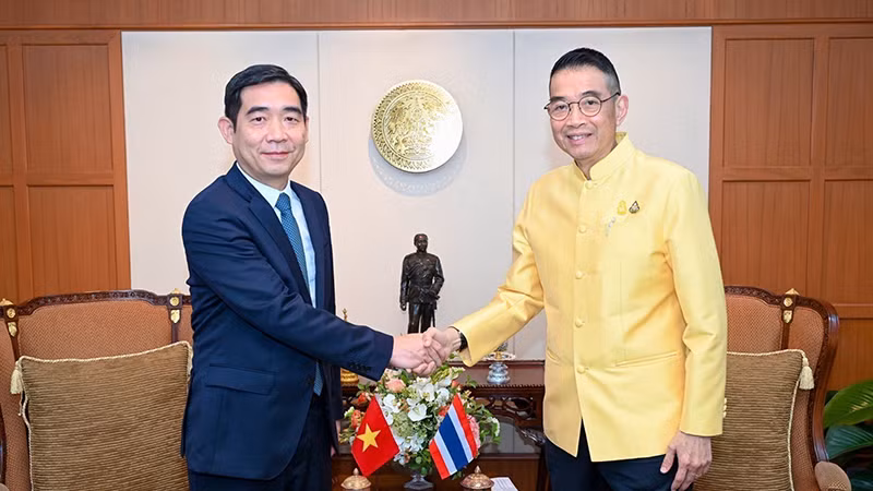 Посол Фам Вьет Хунг (слева) и Министр иностранных дел Таиланда Марис Сангиампонгса. Фото: ВИА