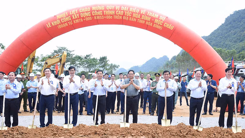 На церемонии начала строительства участка скоростной автомагистрали Хоабинь-Моктяу в провинции Хоабинь. Фото: Чан Хай 