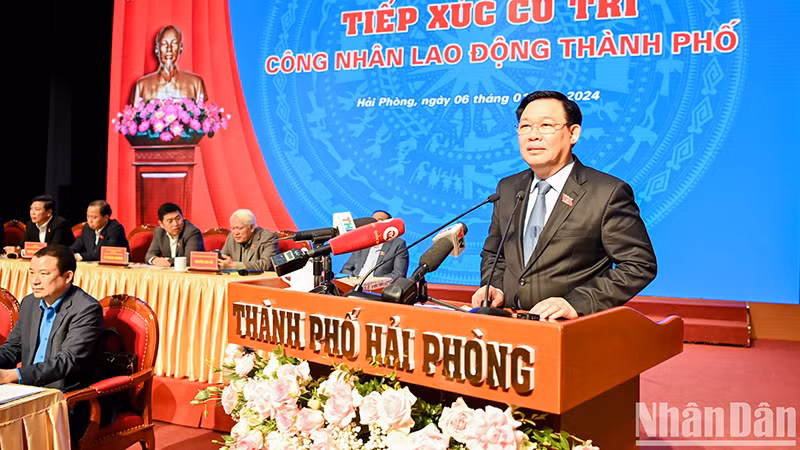 Председатель НС выступает на встрече с избирателями.