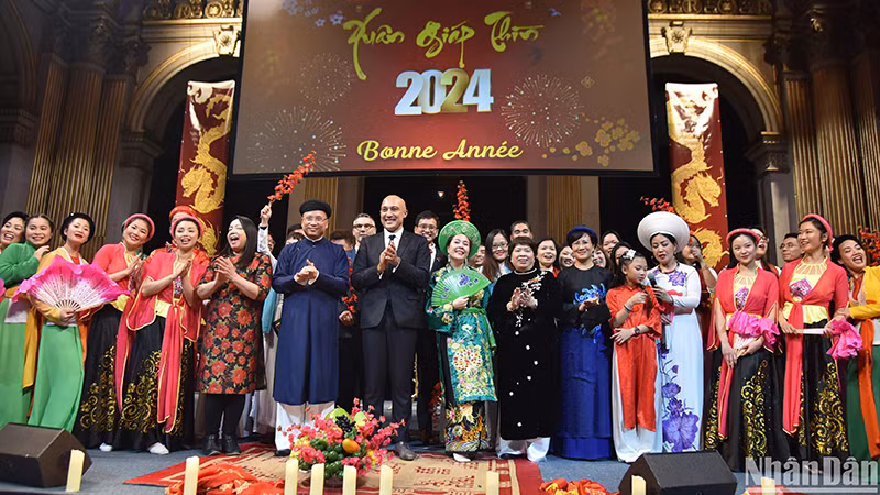 Представители вьетнамской диаспоры во Франции и гости встречают Год дракона.