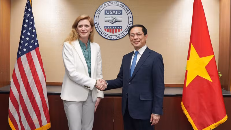Министр иностранных дел Буй Тхань Шон встречается Генеральным директором USAID Самантой Пауэр.